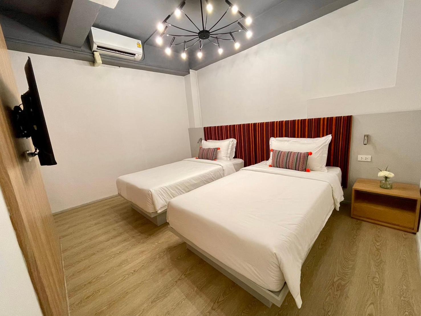 At Thaphae Hostel Chiang Mai Extérieur photo